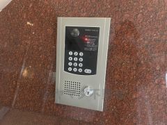 オートロックは、外部の人が自由に建物内に出入りできないため、不審者の侵入防止効果があります。セールスマン対策にもなり安心できます。