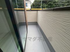 陽当たりの良いバルコニーです。お洗濯やお布団干しはもちろん、日光浴スペースにも。足元は防水工事施工済です。