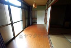 和室横にも収納を設けています。