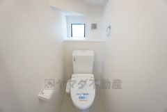 ウォシュレット付きトイレです。1階2階の2ヶ所にトイレがあるので、忙しい朝にもゆとりができますね＾＾ 温水洗浄便座リモコン付き。