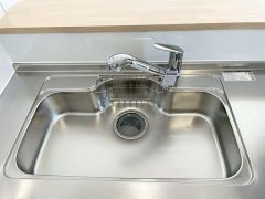 大きなお鍋も楽々洗える幅の広いシンクです＾＾ステンレスシンクなので簡単にお掃除できますよ。洗剤やスポンジもすっきりできる収納付き。