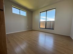 バルコニーに面した陽当たりの良い洋室です＾＾