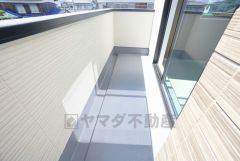 陽当たりの良いバルコニーです。お洗濯やお布団干しはもちろん、日光浴スペースにも。足元は防水工事施工済です。