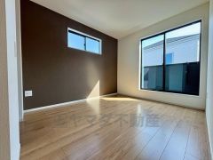 採光のいい6.2帖の主寝室です。