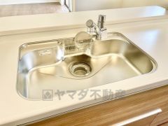 大きなお鍋も楽々洗える幅の広いシンクです＾＾ステンレスシンクなので簡単にお掃除できますよ。洗剤やスポンジもすっきりできる収納付き。