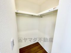 ウォークインクローゼット付き＾＾ハンガーパイプ下にボックスを置いて、枕棚を活用して、たっぷりと収納できそうです＾＾
