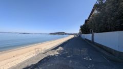 家から出てすぐ広がるのは、まるで絵画のような海景色。道路から望む海は、季節ごとに違う表情を見せてくれます。