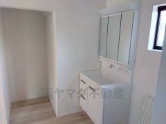 三面鏡にハンドシャワー付きで使いやすい洗面台です＾＾鏡裏と洗面ボウル下に収納付きの洗面台なので、整理整頓ができスッキリと使えます＾＾