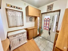 玄関扉から光の差し込む明るい玄関です。 たっぷり収納できるシューズボックス付きなので、家族全員の靴がきれいに整頓できます。（CGによるイメージとなります。）