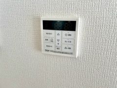 お湯張り、追い炊き、足し湯がボタン一つで楽々操作できる非常に便利な給湯機リモコンです。追い炊きがついていると寒い冬は水道代の節約にもなるので助かりますね