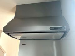 風量が弱・強と切替え可能なレンジフードが調理中の煙をしっかり吸い込みます。手元を照らすライト付きです。