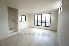 同仕様写真。現況と異なる場合は現況を優先します。2階リビングはバルコニーに面しており、陽当たりが良く明るい空間＾＾プライバシー確保にもなります＾＾