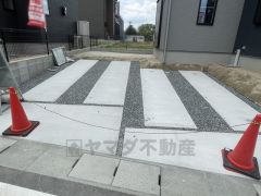 駐車スペースはゆとりある2台分確保。マイカー用に、来客用に、余裕を持ってご利用いただけます。自転車やバイク置場としても重宝します。