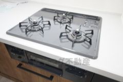 3種類の料理が同時に調理できる、3口ガスコンロ。忙しい夕食の支度時間が短縮できて効率よくお料理が楽しめます。