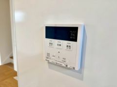 キッチン横からお湯張り、追い炊き、足し湯がボタン一つで楽々操作できる給湯機リモコンです＾＾忙しい夕飯の準備の時間帯に重宝しますね。