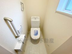 ウォシュレット付きトイレです。1階2階の2ヶ所にトイレがあるので、忙しい朝にもゆとりができますね＾＾ 温水洗浄便座リモコン付き。
