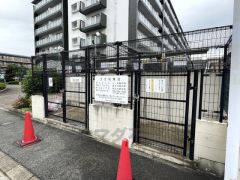 ゴミ置き場は敷地内にあるのでゴミ出しも楽ですね。扉が付いているため、飛んでいったり、動物に荒らされる心配がないですね。
