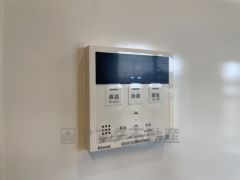 キッチン横から追い炊き、温度調節など楽々操作できる給湯器リモコンです＾＾忙しい夕飯の準備の時間帯に重宝しますね。