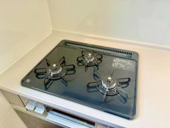 3種類の料理が同時に調理できる、3口ガスコンロ。忙しい朝食やお弁当作りも効率良くお料理できますね＾＾