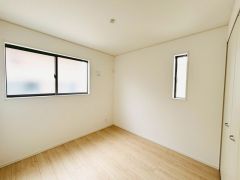 2面採光を確保した明るい室内は、風通しも良く、大変居心地の良い空間となっております。爽やかな風を感じて起きる朝は、快適生活の始まりに。