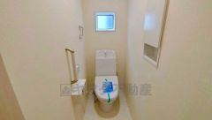 1階2階の2ヶ所にトイレがありますので、忙しい朝にも家族に気を使わず、ゆとりが生まれますね＾＾ 小窓付きで換気する時に便利です＾＾ 
