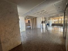 清潔感があり広々としたエントランスです。落ち着いたデザインでしっかりと管理されているため毎日の出入りも気持ちいいですね。