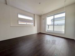 バルコニーに面した陽当たりの良い洋室です＾＾