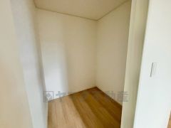 ウォークインクローゼット付き＾＾ハンガーパイプ下にボックスを置いて、枕棚を活用して、たっぷりと収納できそうです＾＾