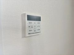 キッチン横からボタンひとつで操作が楽々。