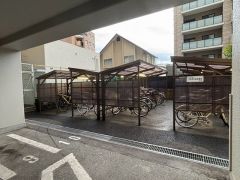 屋根付きの駐輪場を完備