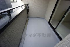 幅広のインナーバルコニーは多少の雨でも洗濯物を守ってくれ、家事を助けてくれること間違いなし。眩しすぎる日差しも和らげます。