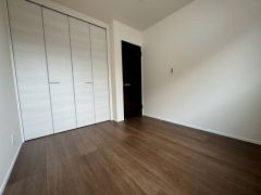 大きめのクローゼットがついた使いやすい洋室です。すっきりと整理整頓できるので気持ちよくすごせます＾＾