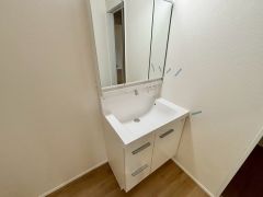 三面鏡裏収納付き洗面化粧台です＾＾ 歯磨きセットやスキンケア用品などの収納に便利ですね。