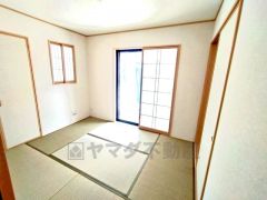 リビング隣には和室をご用意＾＾玄関側からも出入りでき、来客時には客間としても活躍してくれそうです＾＾