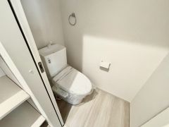 ウォシュレット付きトイレです。1階2階の2ヶ所にトイレがあるので、忙しい朝にもゆとりができますね＾＾