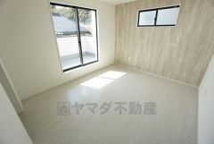 7帖。主寝室としてお使いいただけそうなこちらのお部屋は、日当たりが良く、爽やかな風を感じて起きる朝は、快適生活の始まりに。