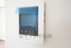 防犯性もばっちり、TVモニター付きインターホン完備。大きなモニターで玄関先を確認できます。録画機能が付いているので不在時の訪問者も確認できて安心です＾＾