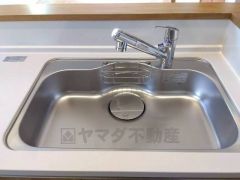 大きなお鍋も楽々洗える幅の広いシンクです＾＾ステンレスシンクなので簡単にお掃除できますよ。洗剤やスポンジもすっきりできる収納付き。