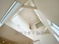 リビング上部は吹抜けになっており、開放感あふれるおしゃれな空間です。家具選びが楽しみになりますね＾＾