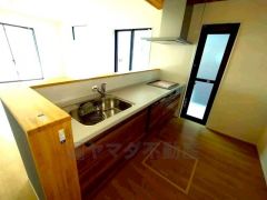 収納も、作業スペースも広々と設けられた使いやすいシステムキッチンです＾＾カウンターキッチンなので、ご家族と会話をしながら楽しくお料理ができます＾＾