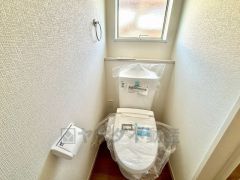 ウォシュレット付きトイレです。1階2階の2ヶ所にトイレがあるので、忙しい朝にもゆとりができますね＾＾ 温水洗浄便座リモコン付き。