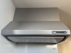 コンロ上には換気扇完備＾＾すぐ横に小窓が設けられているので、換気扇と合わせてWで換気できます＾＾