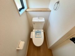 窓付きのトイレは換気もしやすく清潔に使えます＾＾ウォシュレット、暖房便座、節電・節水機能など、使い勝手のよい高機能トイレです。