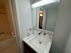 三面鏡にハンドシャワー付きで使いやすい洗面台です＾＾鏡裏と洗面ボウル下に収納付きの洗面台なので、整理整頓ができスッキリと使えます＾＾