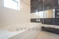 1日の疲れを癒すくつろぎのバスルーム。足を伸ばしてもゆったりと入れるサイズです。お子様と一緒にお風呂に入っても狭くないですね^^