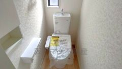 ウォシュレット付きトイレです。1階2階の2ヶ所にトイレがあるので、忙しい朝にもゆとりができますね＾＾