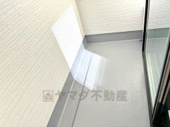陽当たりの良いバルコニーです。お洗濯やお布団干しはもちろん、日光浴スペースにも。足元は防水工事施工済です。