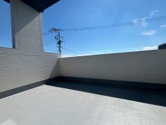 陽当たりの良い広々バルコニーです。お洗濯やお布団干しはもちろん、日光浴スペースにも。足元は防水工事施工済です。