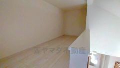 洋室にはロフトが設けられています。季節物の衣類の収納やアウトドアグッズなどの趣味の道具、スーツケースなどもスッキリ整頓できそうですね＾＾ 