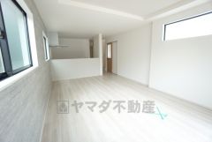 大きな掃き出し窓のあるリビングは、陽光あふれる明るい空間です。ゆったりと寛げる憩いの場となりそうです。